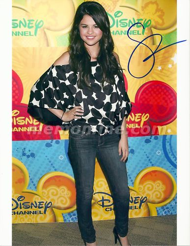 Gomez Selena Autographed 8 x 10 Photo - Click Image to Close